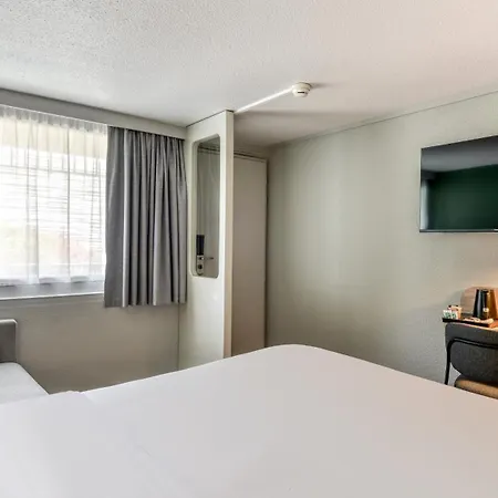 Hotel Campanile Nature - Niort Est La Creche